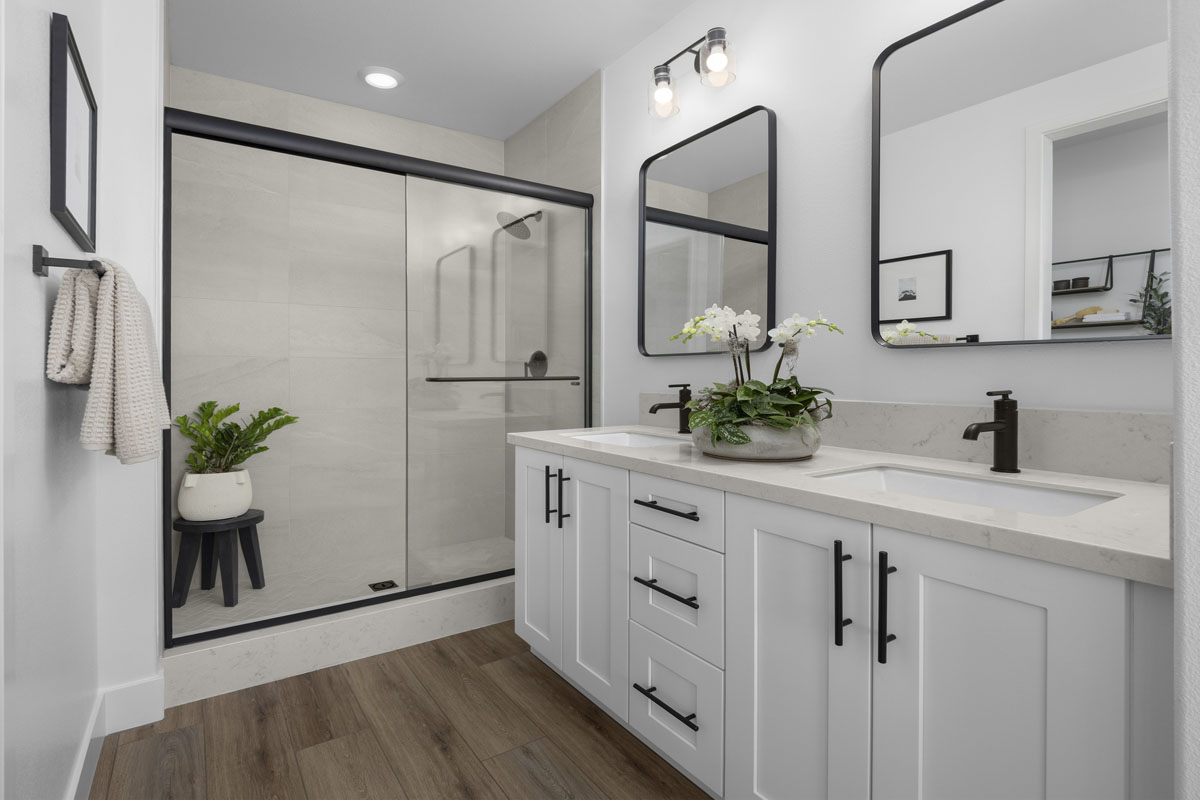 Dual-sink vanity at primary bath