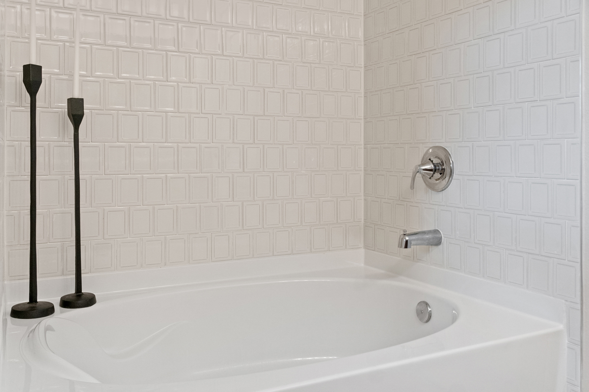 Tub with tile surround at primary bath