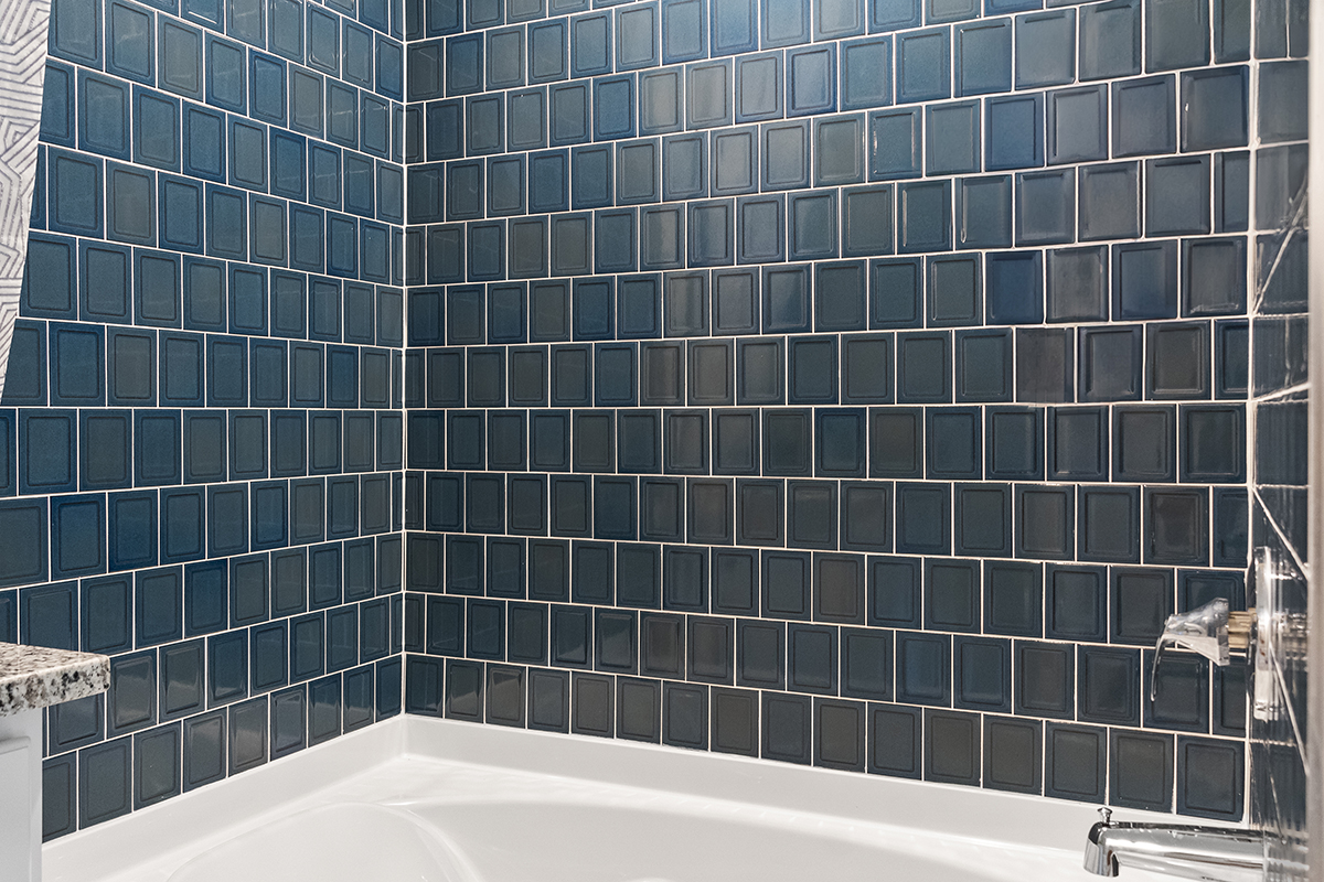 Tile surround at primary bath