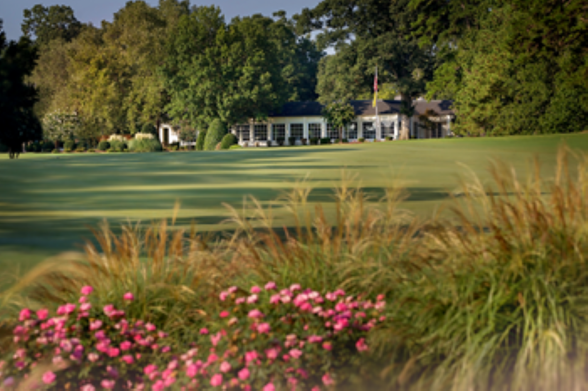 Less than 10 minutes to Rolling Hills Country Club 