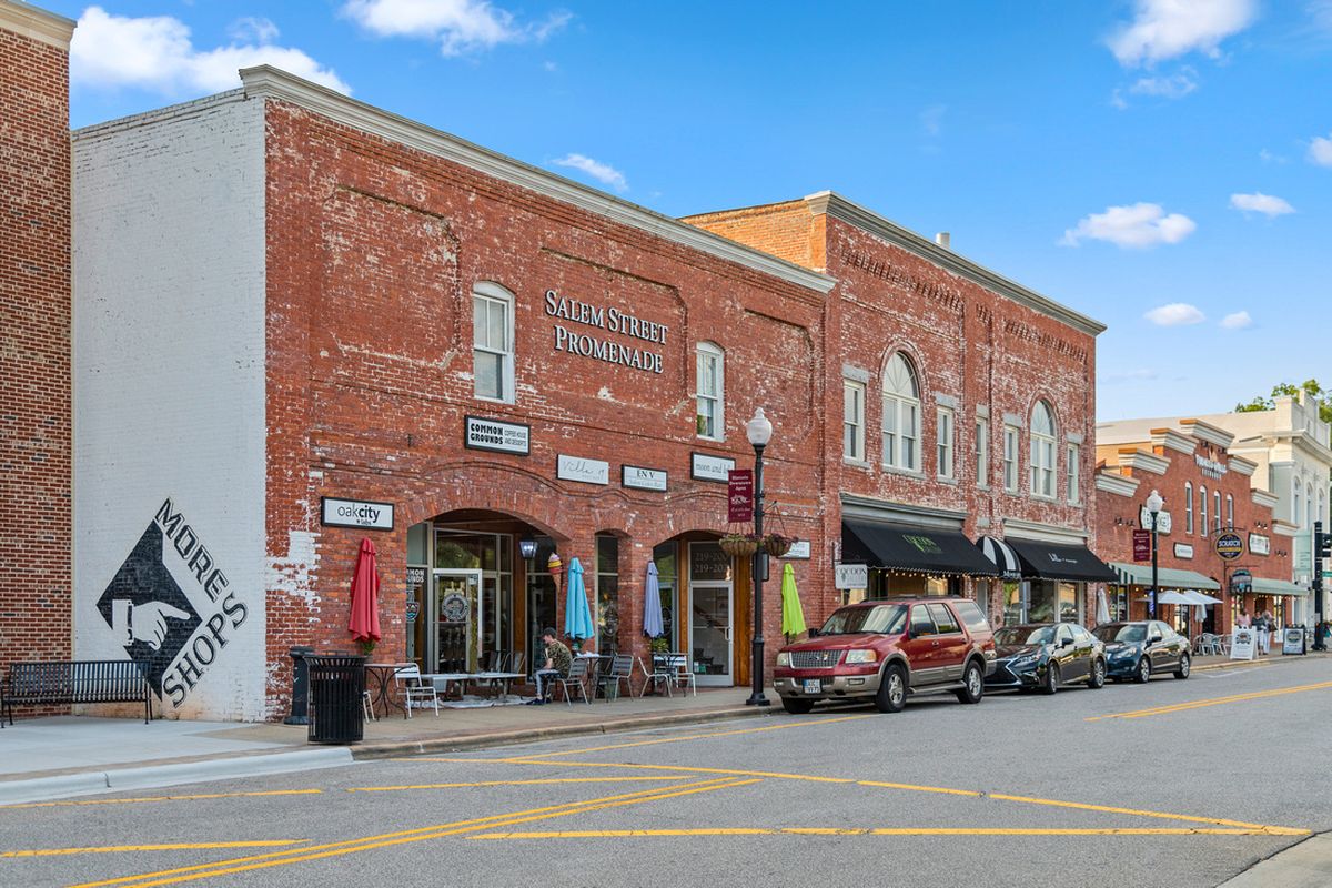Convenient to downtown Apex