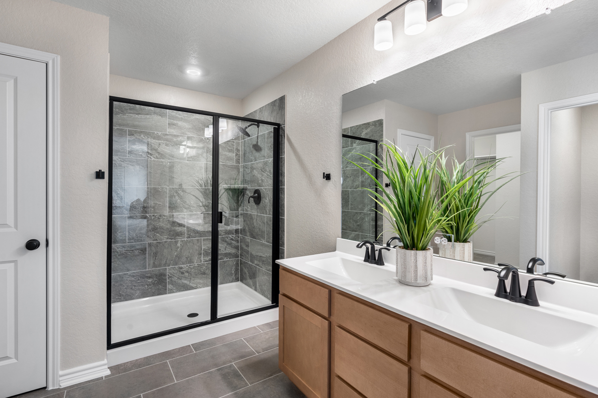 Shower with tile surround	