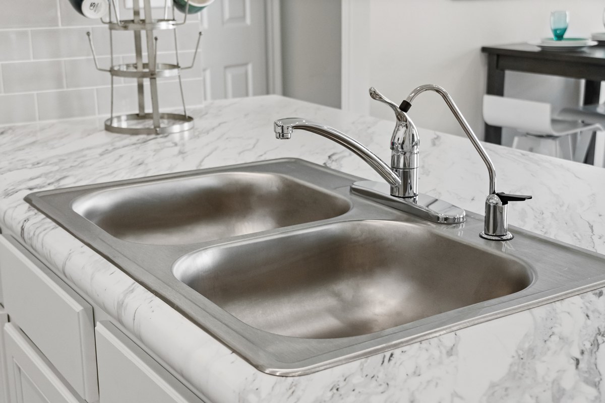 Dual-compartment stainless steel kitchen sink 