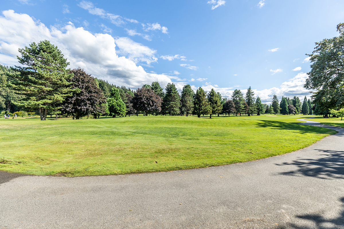 Just 5 minutes to Auburn Golf Course